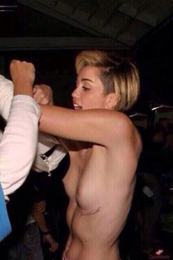 Miley Cyrus stripped naked backstage