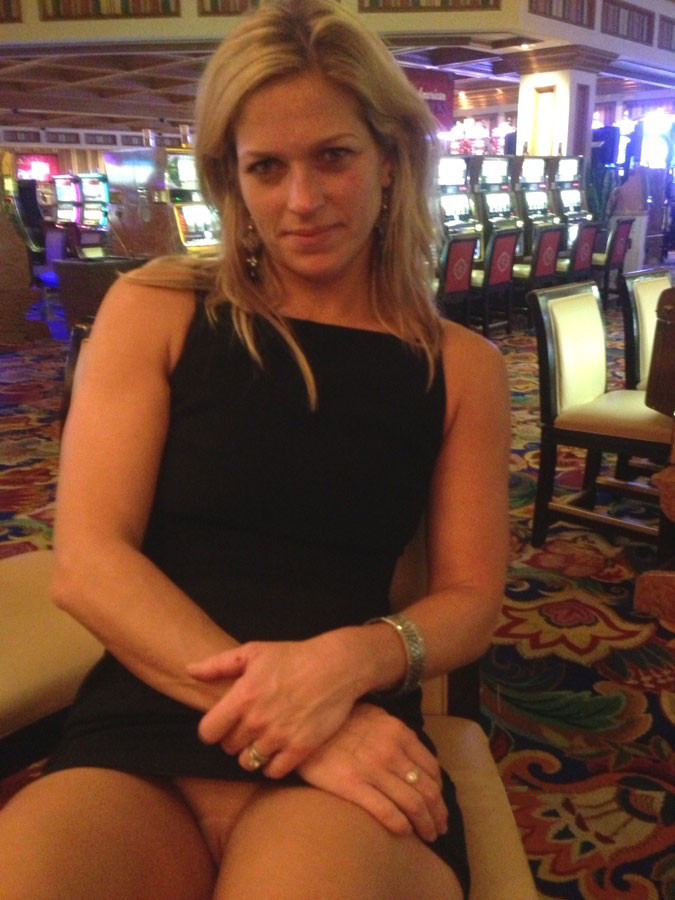 Wife wasn't wearing panties at the casino. 