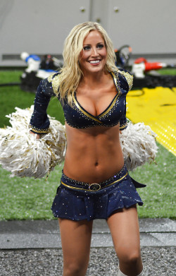 Cheerleaders know showing off their tits will work