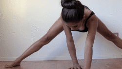 Hot chick rocking a split gif