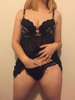Blonde selling panties, pictures, videos and custom requests
