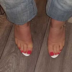 pink toes, pleasers and boyfriend jeans