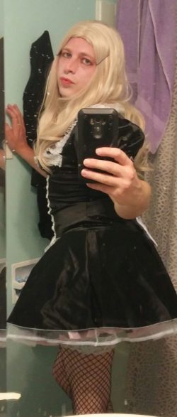 Tiny dick sissy maid Stephanie snaps a selfie