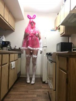 Being a good sissy girl in the kitchen