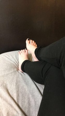 Show Princess Harley how badly you wanna worship pretty feet