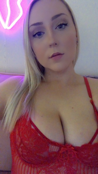 Blonde size queen doing cam2cam with small peckers