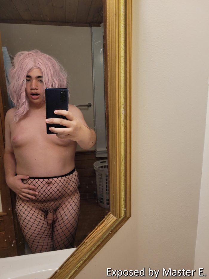 Sissy Hannah Jizzelle’s naked mirror selfie