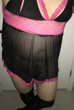 Cucky sissy in her sexy nighty. Who would like to lift it up and fuck me?