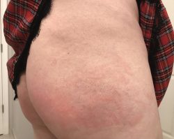 Sissy cucky showing his cheeks.