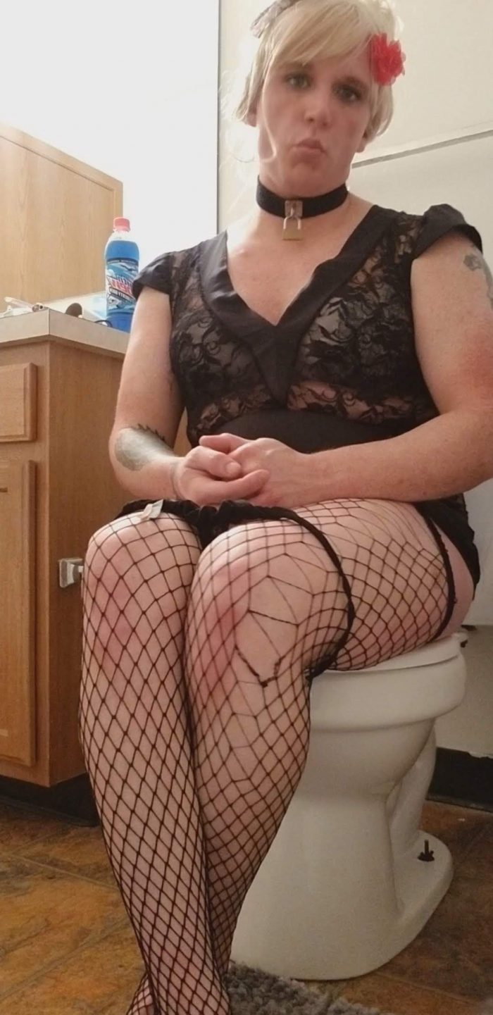Me being the best lil sissy I can be .I love big cock and love the taste of cum .