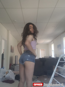 Sissy Hannah Jizzelle showing off her ass in her tiny shorts