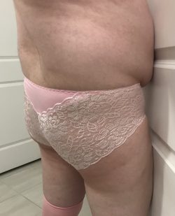 Now be a good cucky and face the wall, sissy. Any takers to use his sissy puss?
