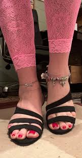 Sissyjenni paints his toes