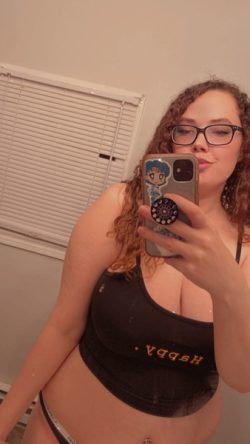 BBW rating cocks on webcam