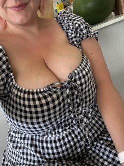 Curvy milf has some huge natural boobs