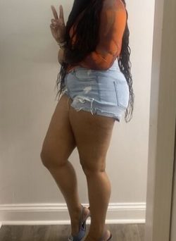 Black milf webcam live with a curvy ebony cutie