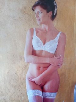 Yennis Exhibiendo Corsés para novia.