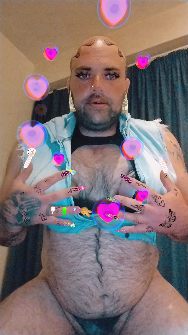 Pretty Mona Valentine shows off