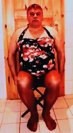 Sissy Transe in Nylons Strumpfhosen pantyhose on chair exposed